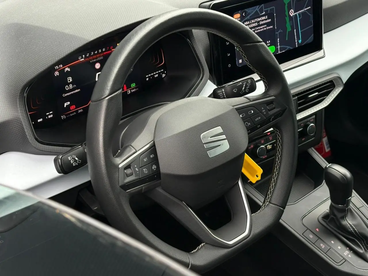 Vue intérieure centrée sur le volant cuir multifonction et le combiné digital de la SEAT Ibiza 2024 couleur Argent Urbain.