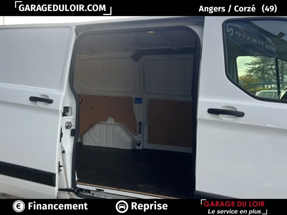 Vue latérale droite montrant la porte coulissante ouverte du Ford Transit Custom blanc avec intérieur de chargement vide.