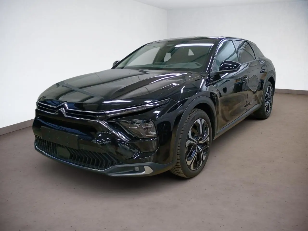 Citroën C5 X noir Perla en 3/4 avant droit, avec jantes alliage 19'' AeroX et signature lumineuse LED distinctive.