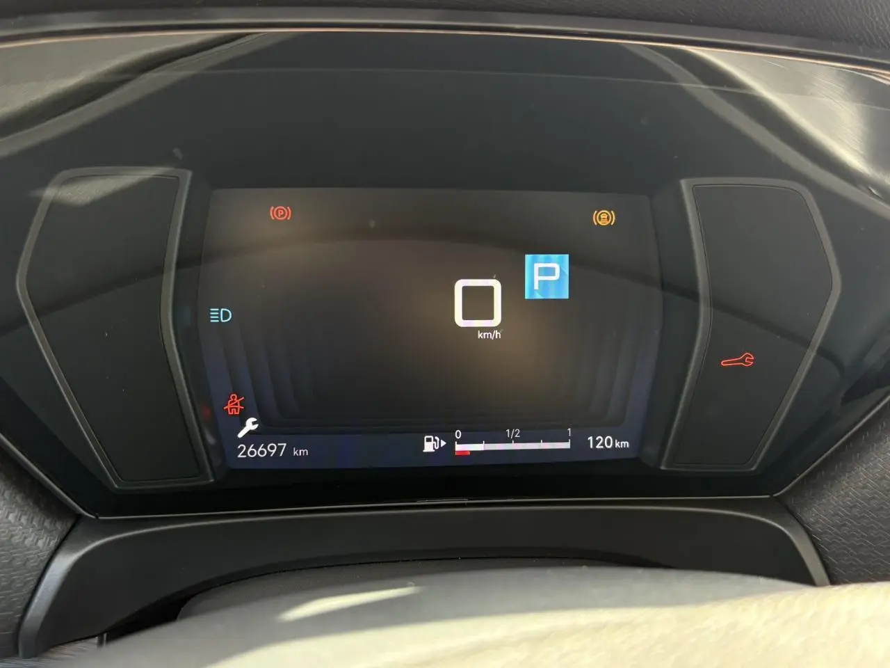 Affichage numérique du tableau de bord du Citroën C5 X PureTech 130, indiquant vitesse zéro et mode parking.