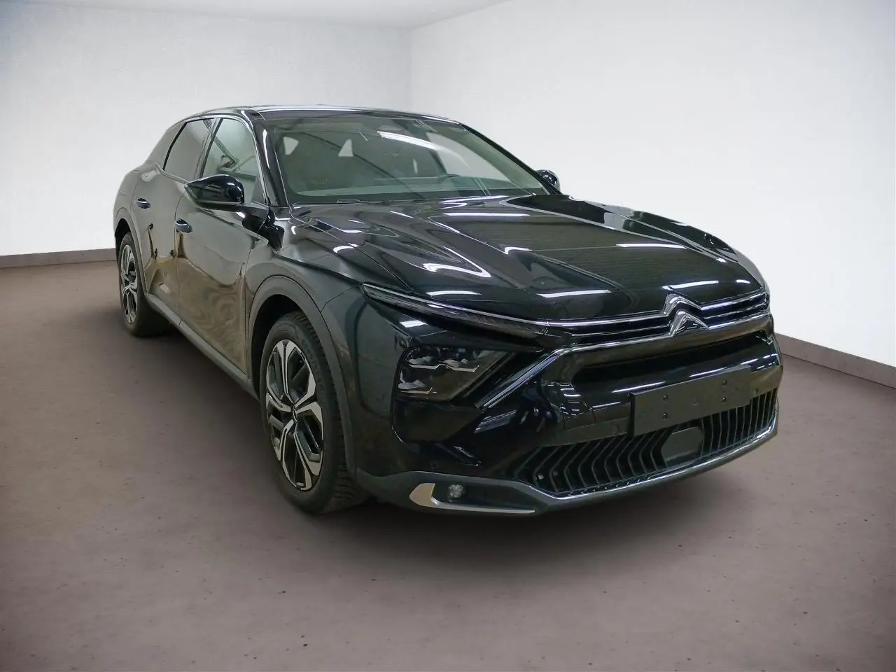 Citroën C5 X noir Perla en 3/4 avant droit, avec jantes alliage 19" et signature lumineuse LED distinctive.