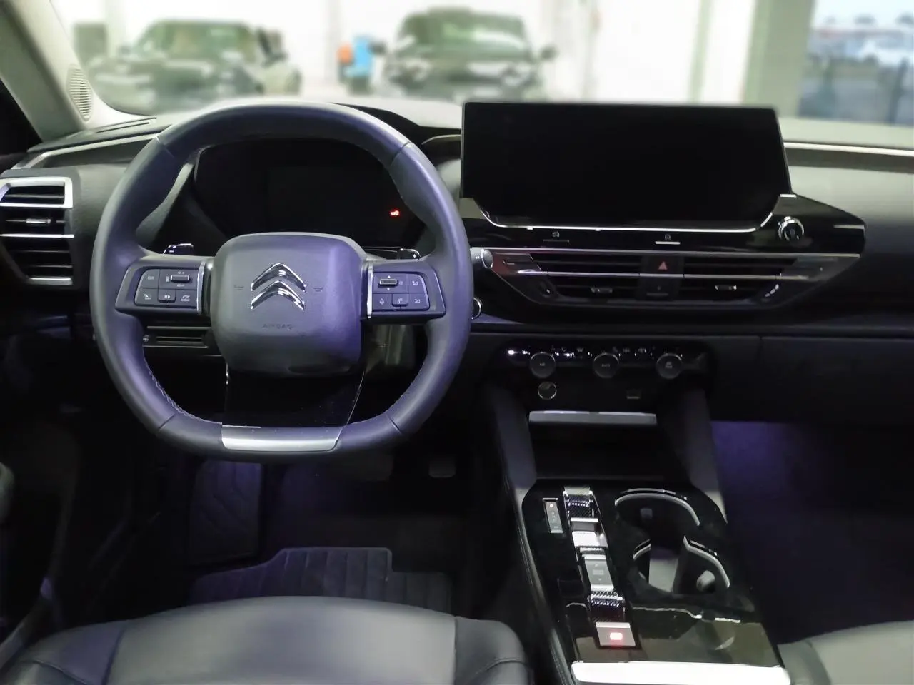 Gros plan sur le phare avant droit et la jante alliage noire diamantée du Citroën C5 X Noir Perla 2024.