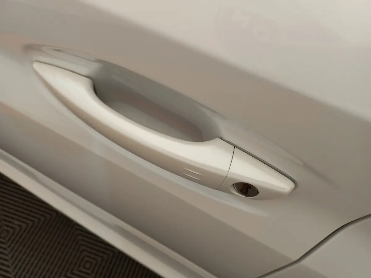 Poignée de porte blanche vue en gros plan sur une Peugeot 208 PureTech 100 S&S Allure 2021.