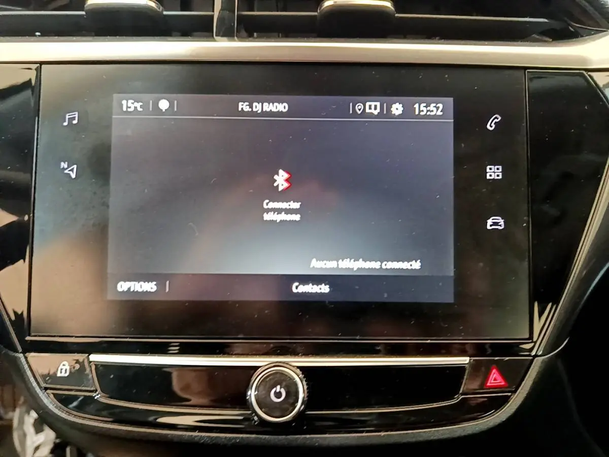 Écran tactile central de la console de l’Opel Corsa 2023 affichant la connexion Bluetooth, vue rapprochée intérieure.
