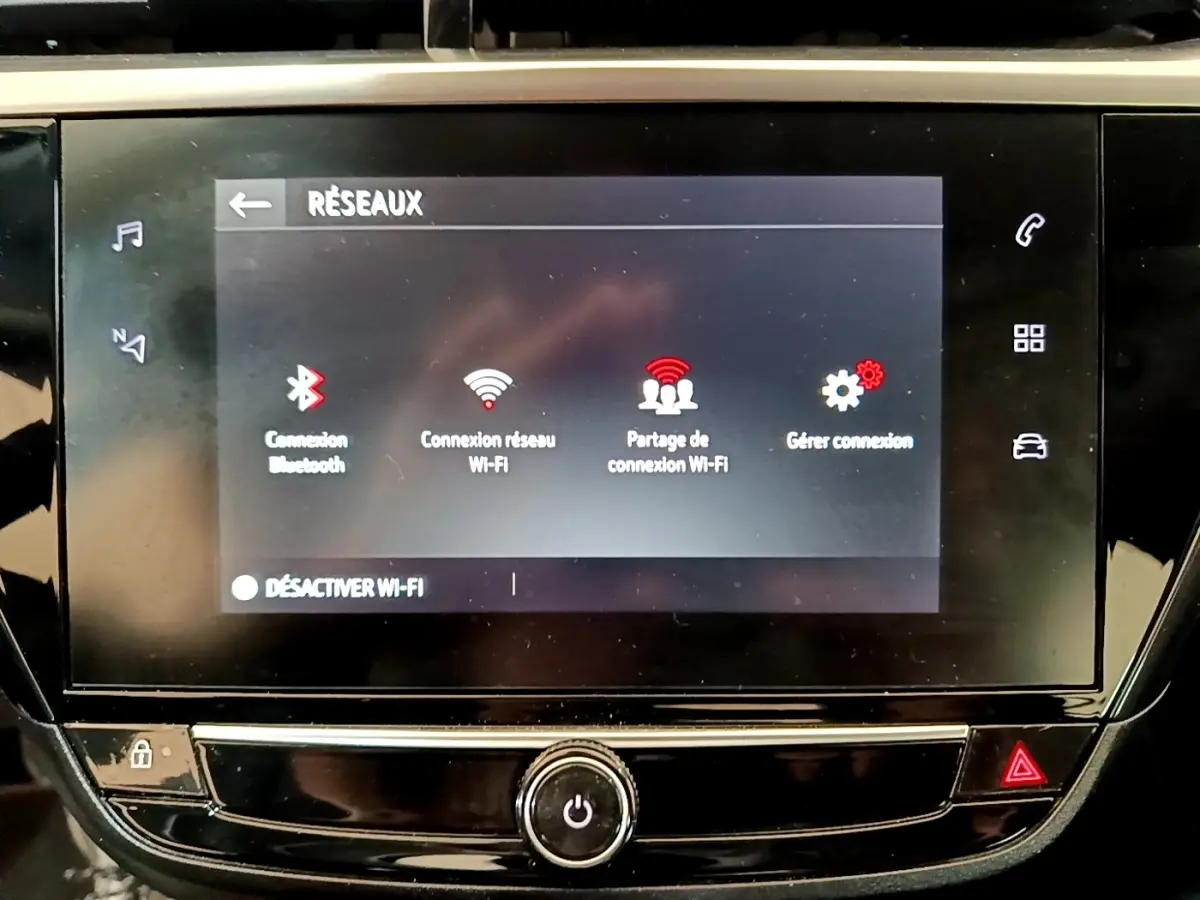 Écran tactile central de la console de l’Opel Corsa blanc 2023 affichant le menu de connexion Wi-Fi.