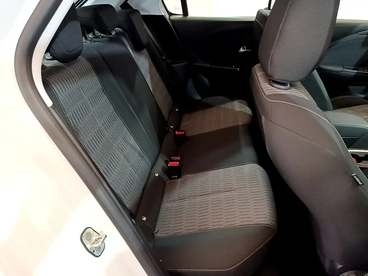 Vue intérieure côté gauche montrant la banquette arrière noire et grise de l'Opel Corsa blanche 2023.