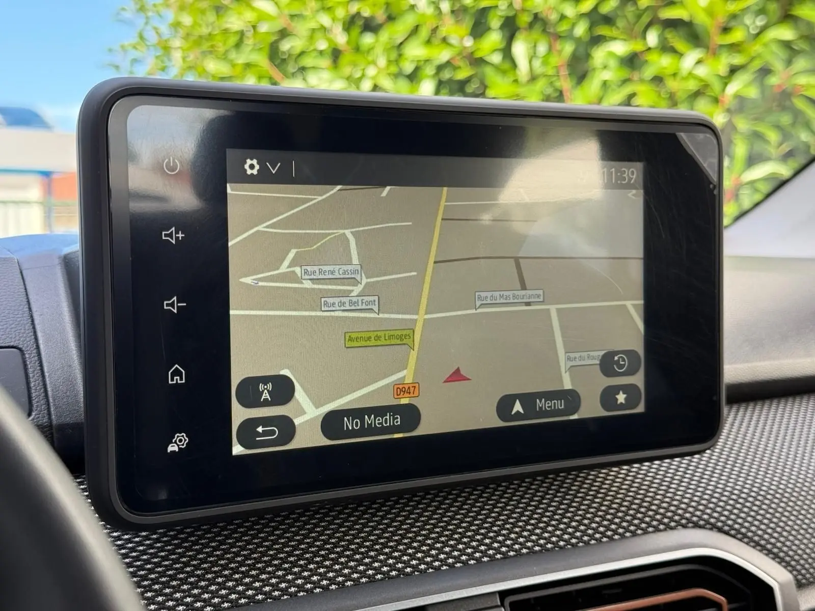 Écran tactile du système de navigation du tableau de bord de la Dacia Sandero blanche 2023, vue intérieure.