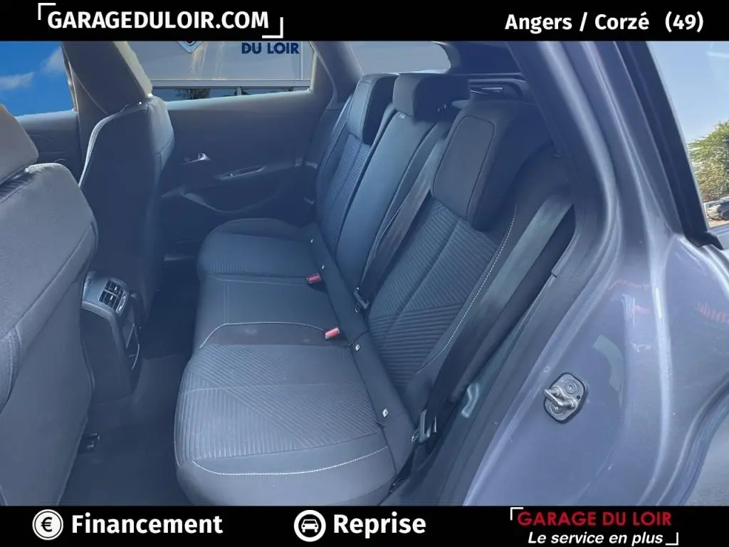 Vue intérieure côté droit sur la banquette arrière grise de la Peugeot 308 2023 avec ceinture et appuie-têtes visibles.