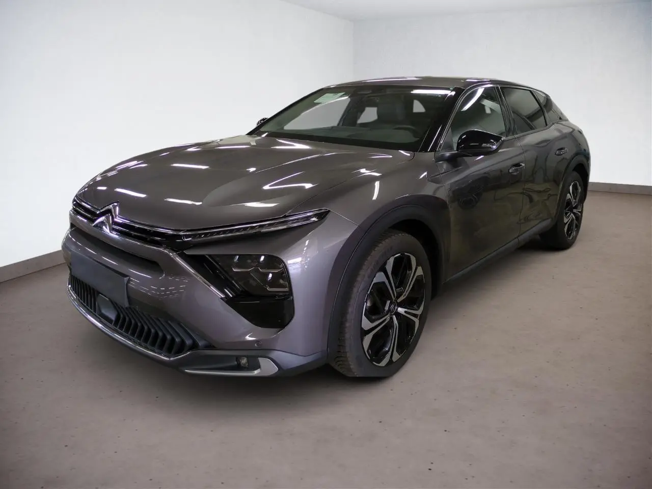 Citroën C5 X gris Platinium vue 3/4 avant droit avec jantes alliage noires et signature lumineuse en V.