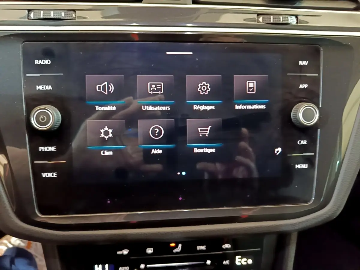 Écran tactile central du Volkswagen Tiguan 1.4 eHybrid 245 DSG6 Life Business, affichant le menu des réglages.