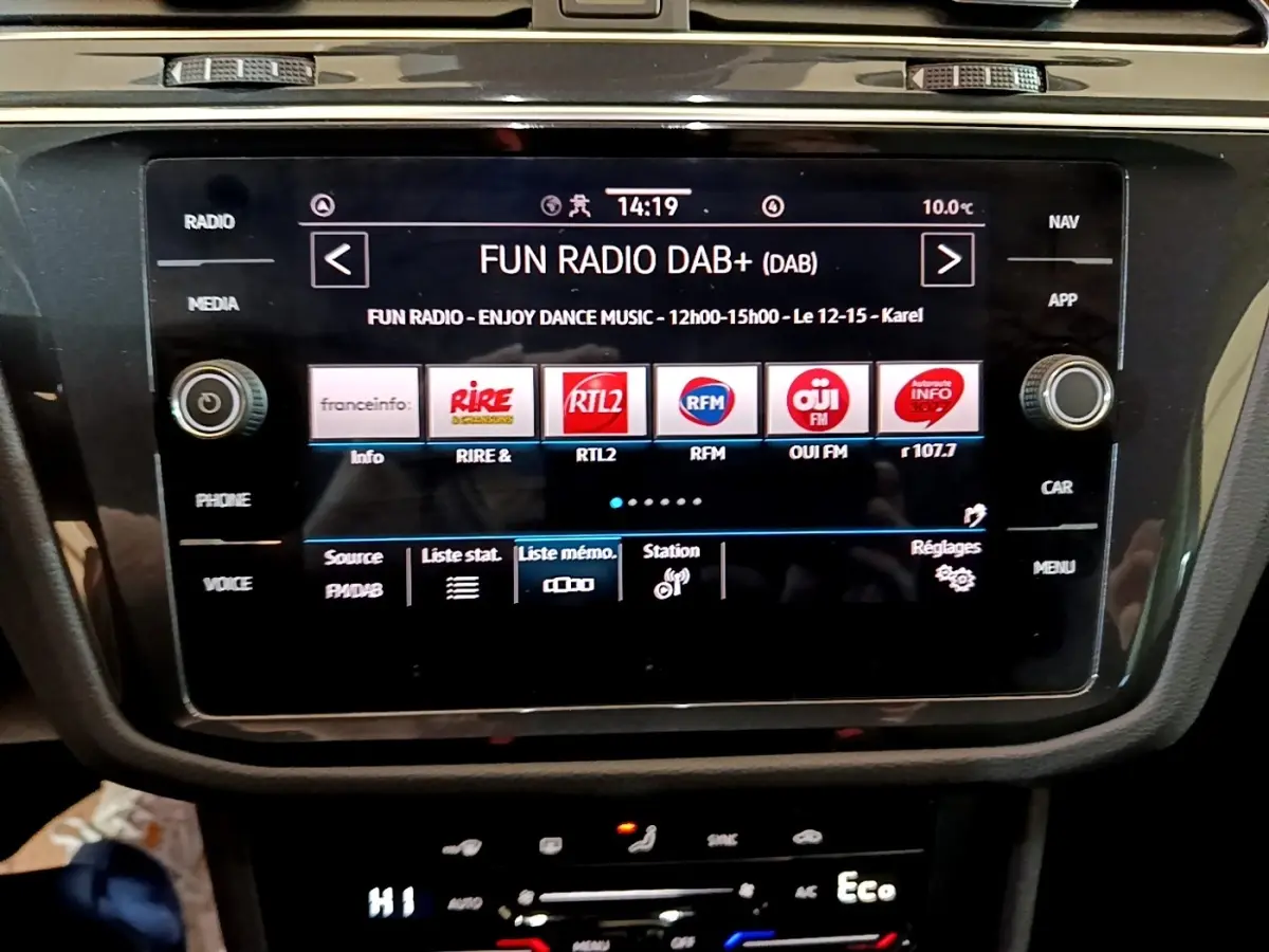 Écran tactile central du Volkswagen Tiguan 1.4 eHybrid 2021 affichant la radio DAB+ avec commandes autour.