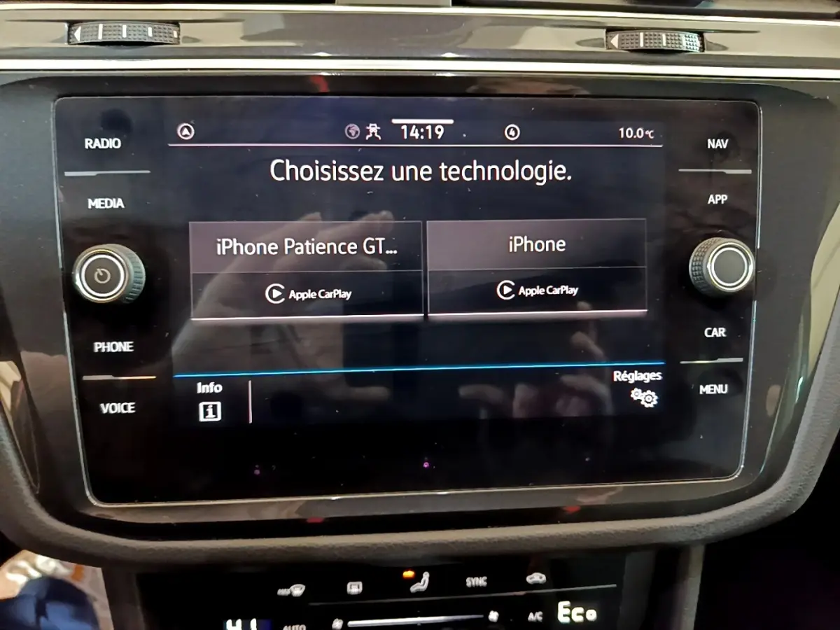 Écran tactile central du Volkswagen Tiguan bleu 1.4 eHybrid 245 DSG6 affichant la connexion Apple CarPlay.