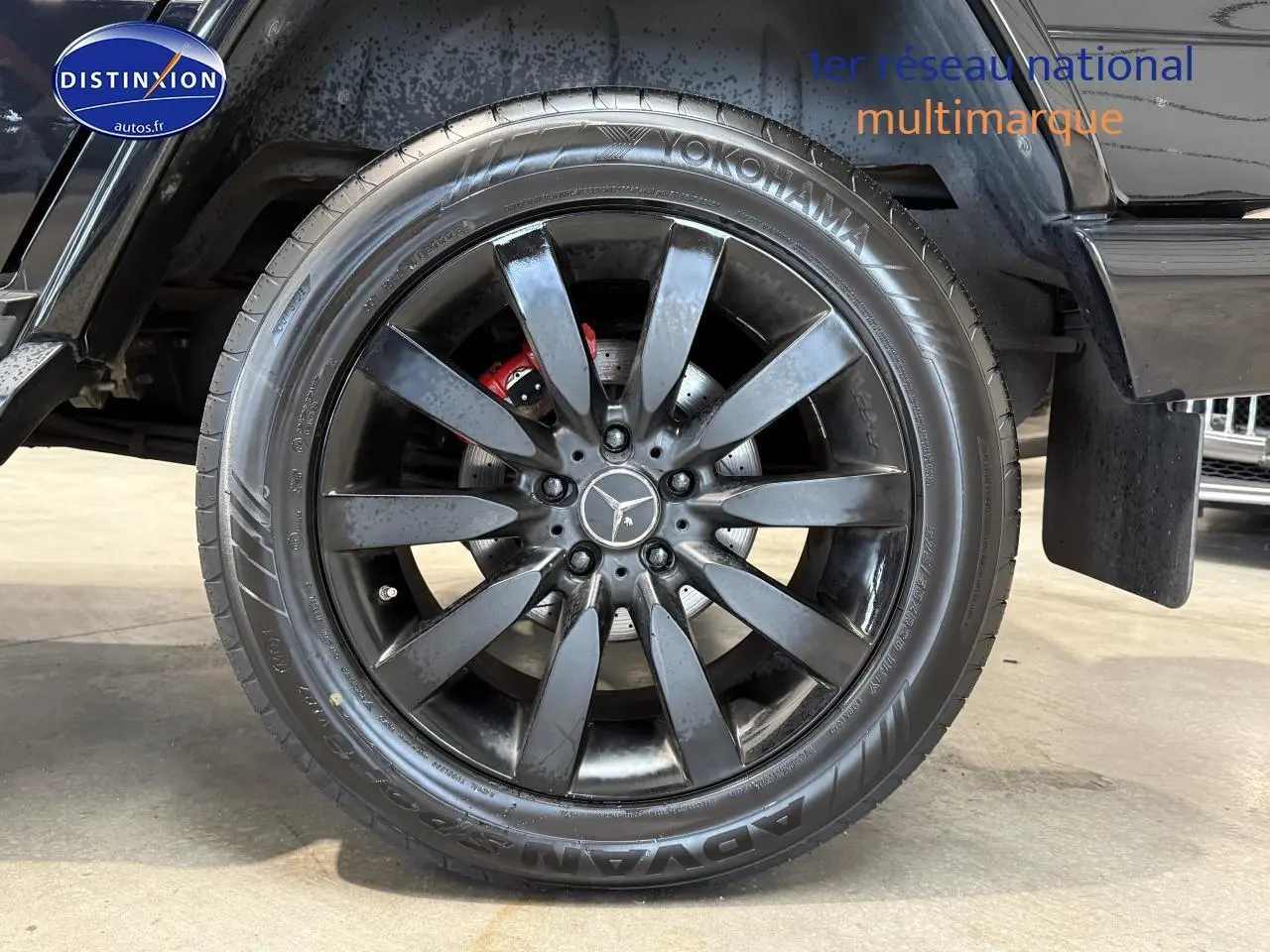 Gros plan sur la jante noire AMG du Mercedes Classe G 5.5 63 AMG 2014 avec étrier de frein rouge visible.