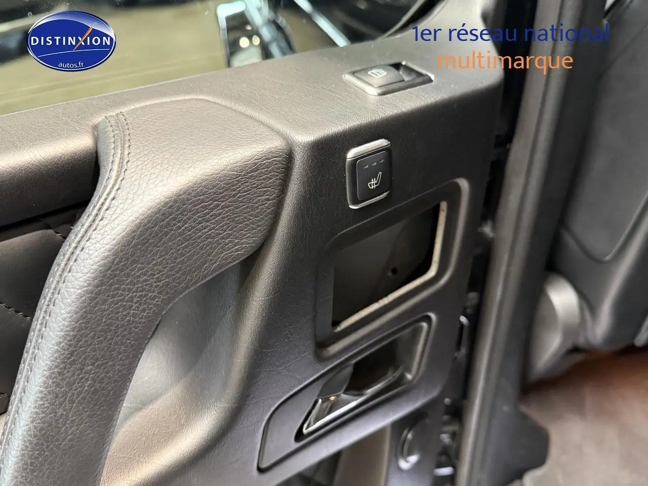 Gros plan sur la porte côté gauche en cuir noir avec commande de siège chauffant de la Mercedes Classe G 2014.