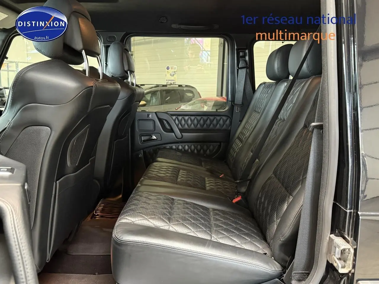 Vue latérale droite de l'intérieur arrière noir cuir matelassé du Mercedes Classe G 5.5 63 AMG 2014.