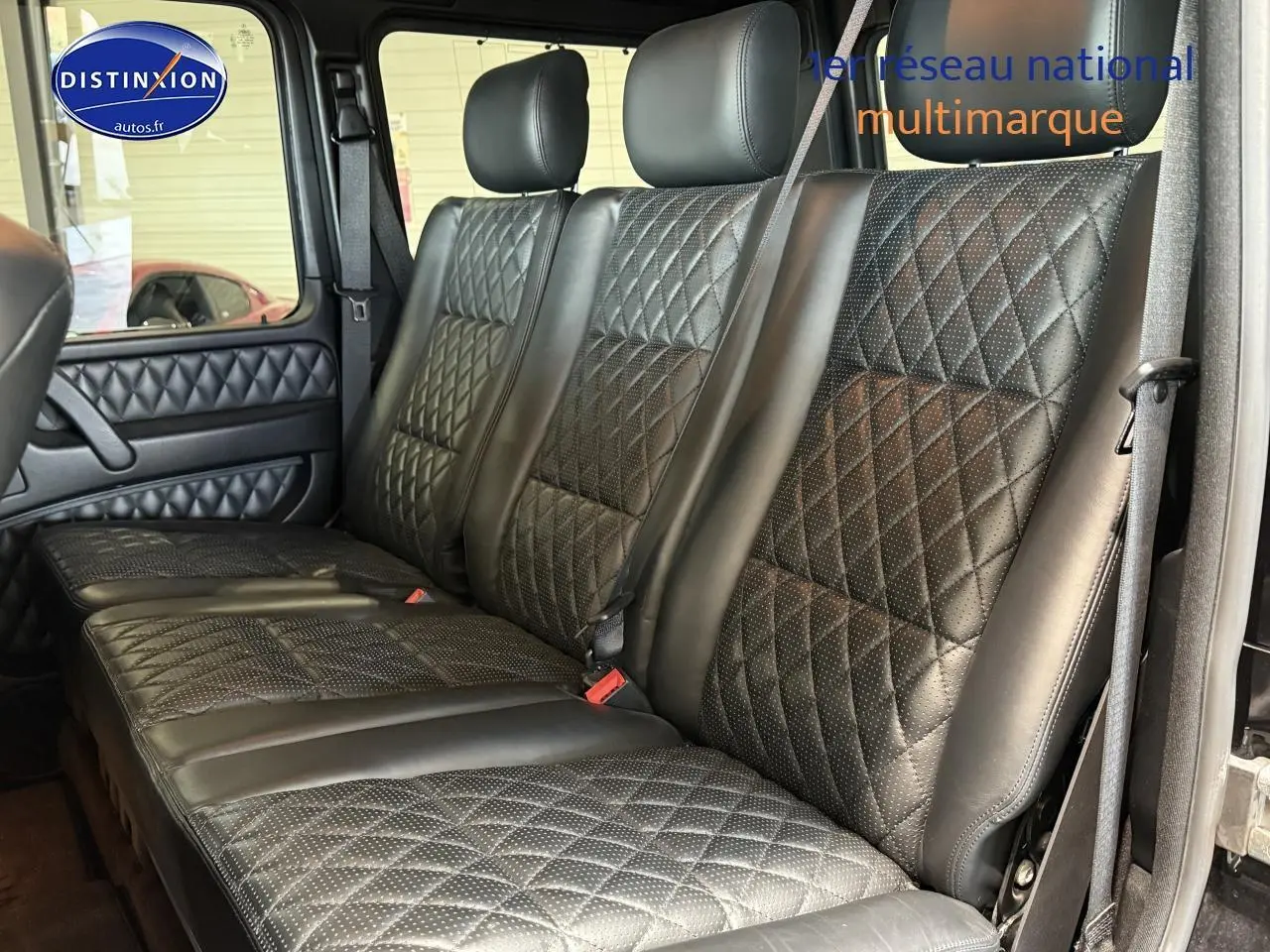 Vue intérieure sur la banquette arrière en cuir noir matelassé du Mercedes Classe G 5.5 63 AMG de 2014.