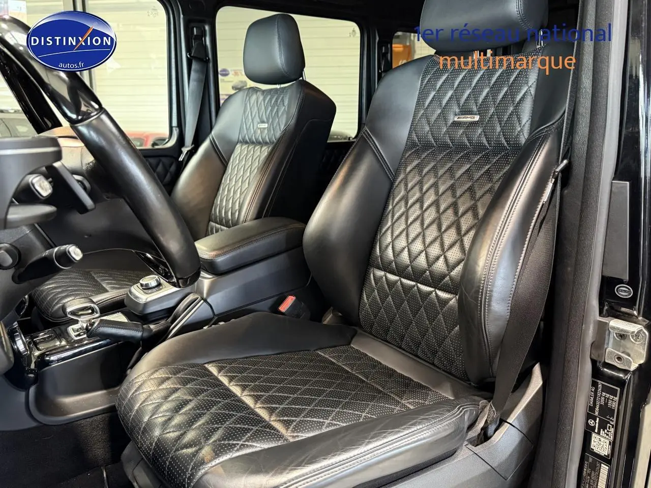 Gros plan sur les sièges avant en cuir noir matelassé avec logo AMG du Mercedes Classe G 5.5 63 AMG 2014.