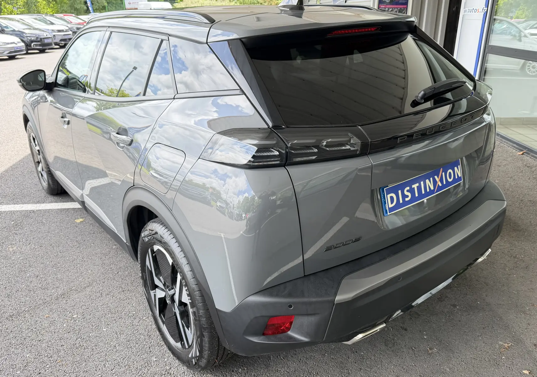 Vue 3/4 arrière droite du Peugeot 2008 gris Sellenium avec feux arrière LED et jantes bi-ton noires.