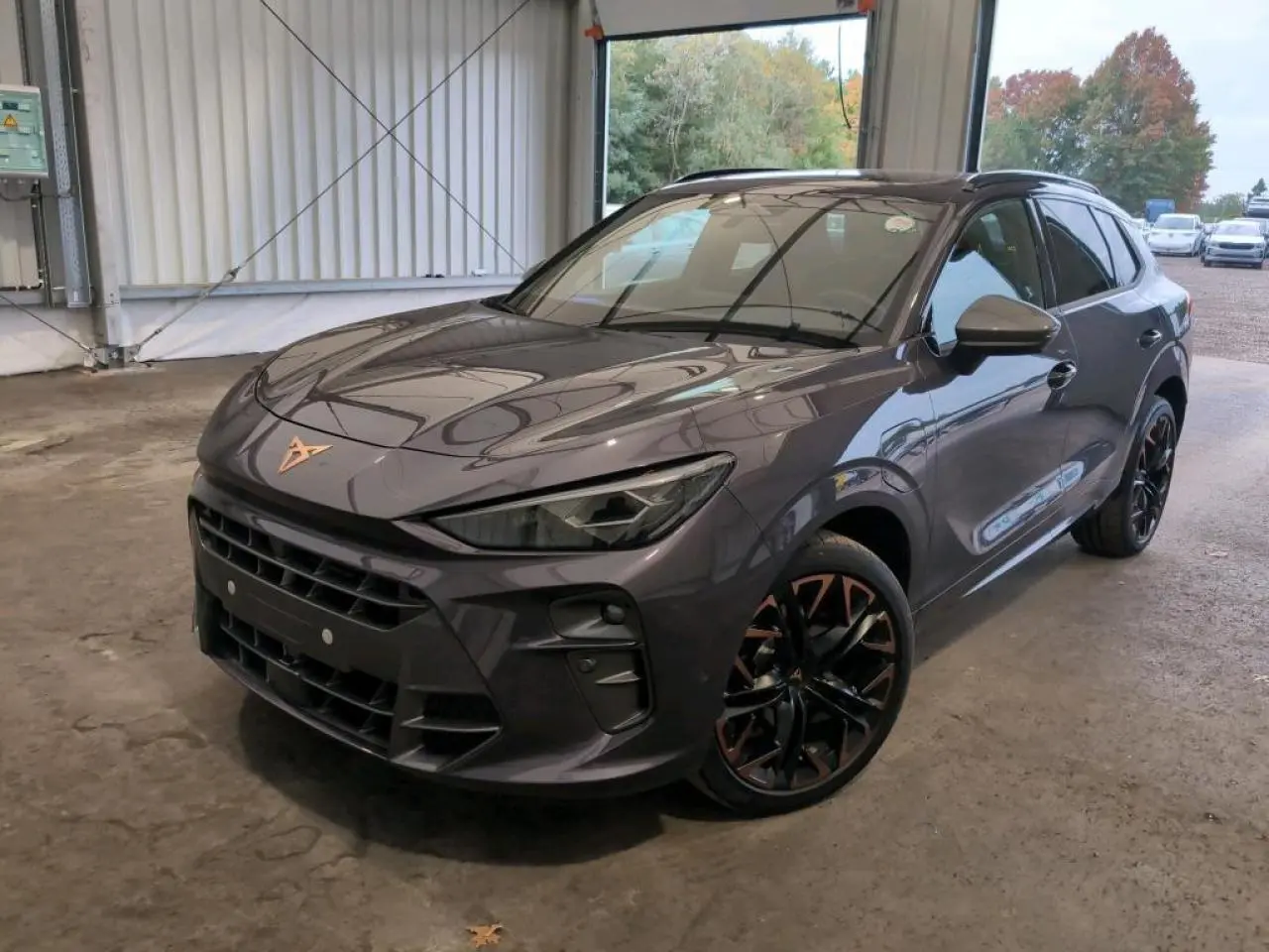 CUPRA TERRAMAR 2024 en Dark Void, vue 3/4 avant droit avec jantes cuivrées et toit ouvrant panoramique.