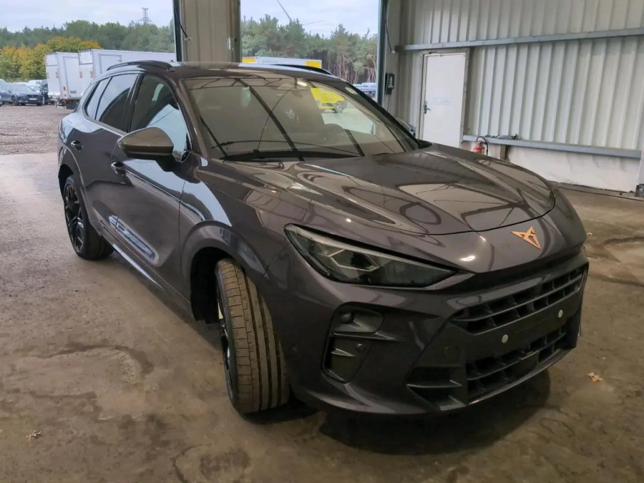 CUPRA TERRAMAR 2024 Dark Void en 3/4 avant droit, avec jantes cuivrées et toit ouvrant panoramique visible.