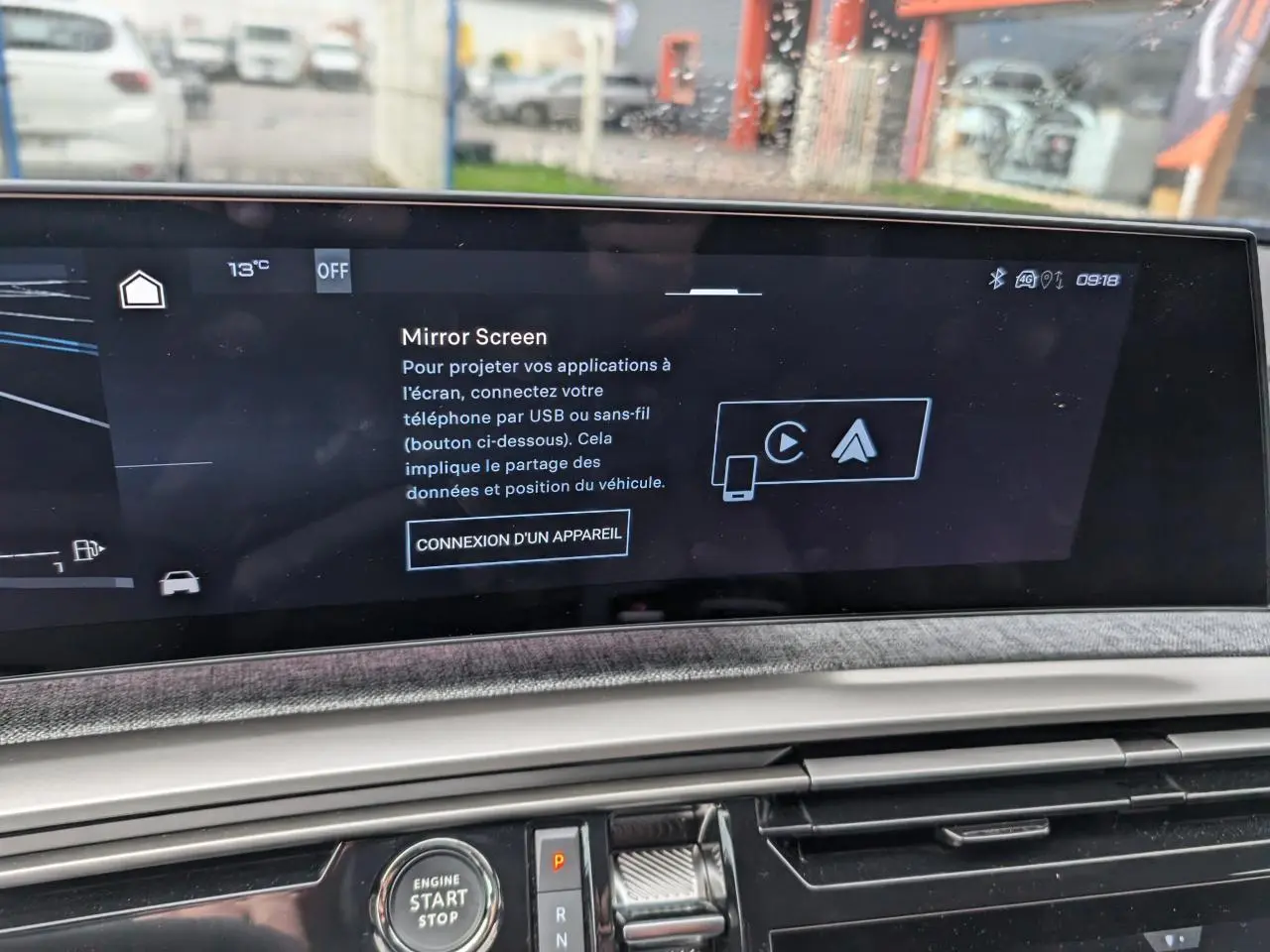 Vue rapprochée de l’écran tactile central affichant la fonction Mirror Screen dans un Peugeot 3008 bleu métallisé.