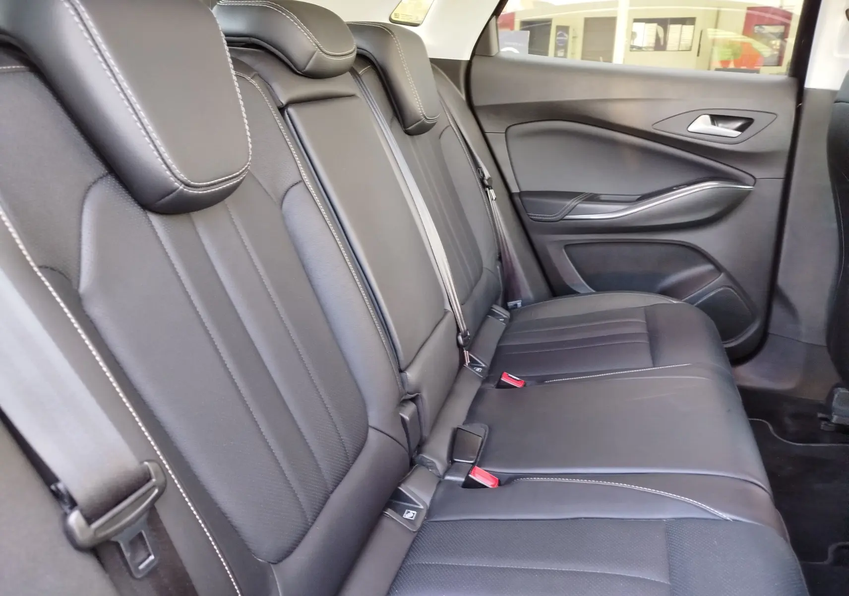 Vue intérieure côté droit des sièges arrière en cuir noir avec surpiqûres blanches de l'Opel Grandland X 2021.