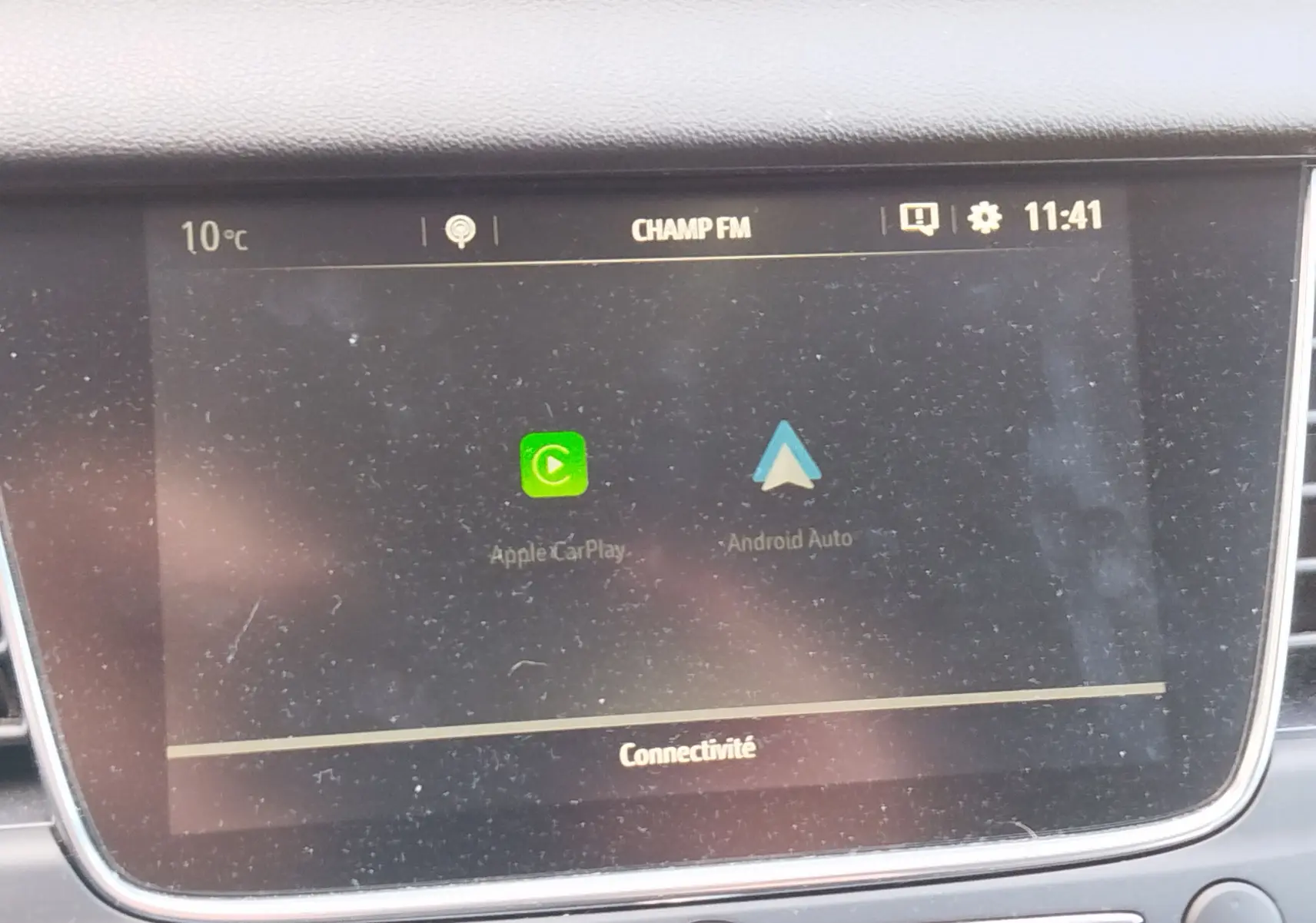 Écran tactile central de l’Opel Grandland X 2021 noir, affichant les options Apple CarPlay et Android Auto.