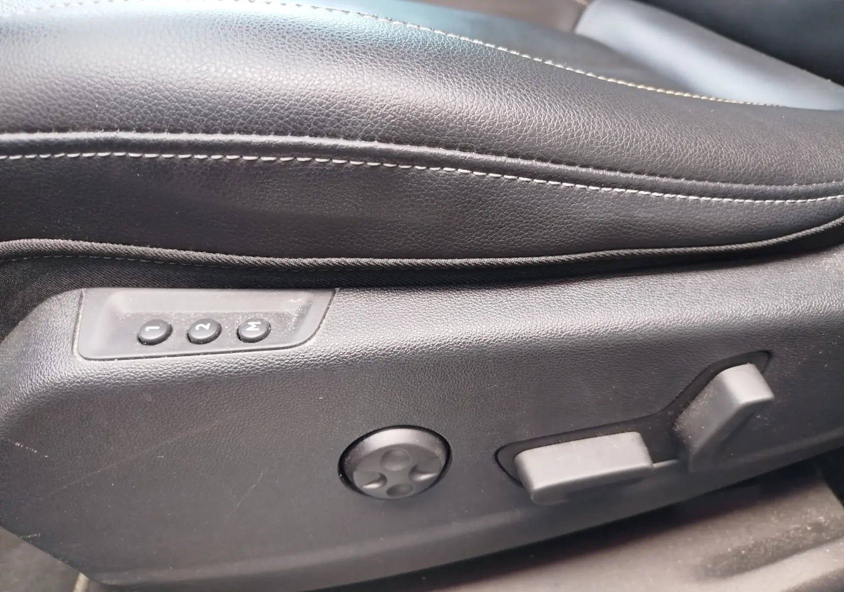 Gros plan sur les commandes de réglage électrique du siège en cuir noir de l’Opel Grandland X Ultimate 2021.
