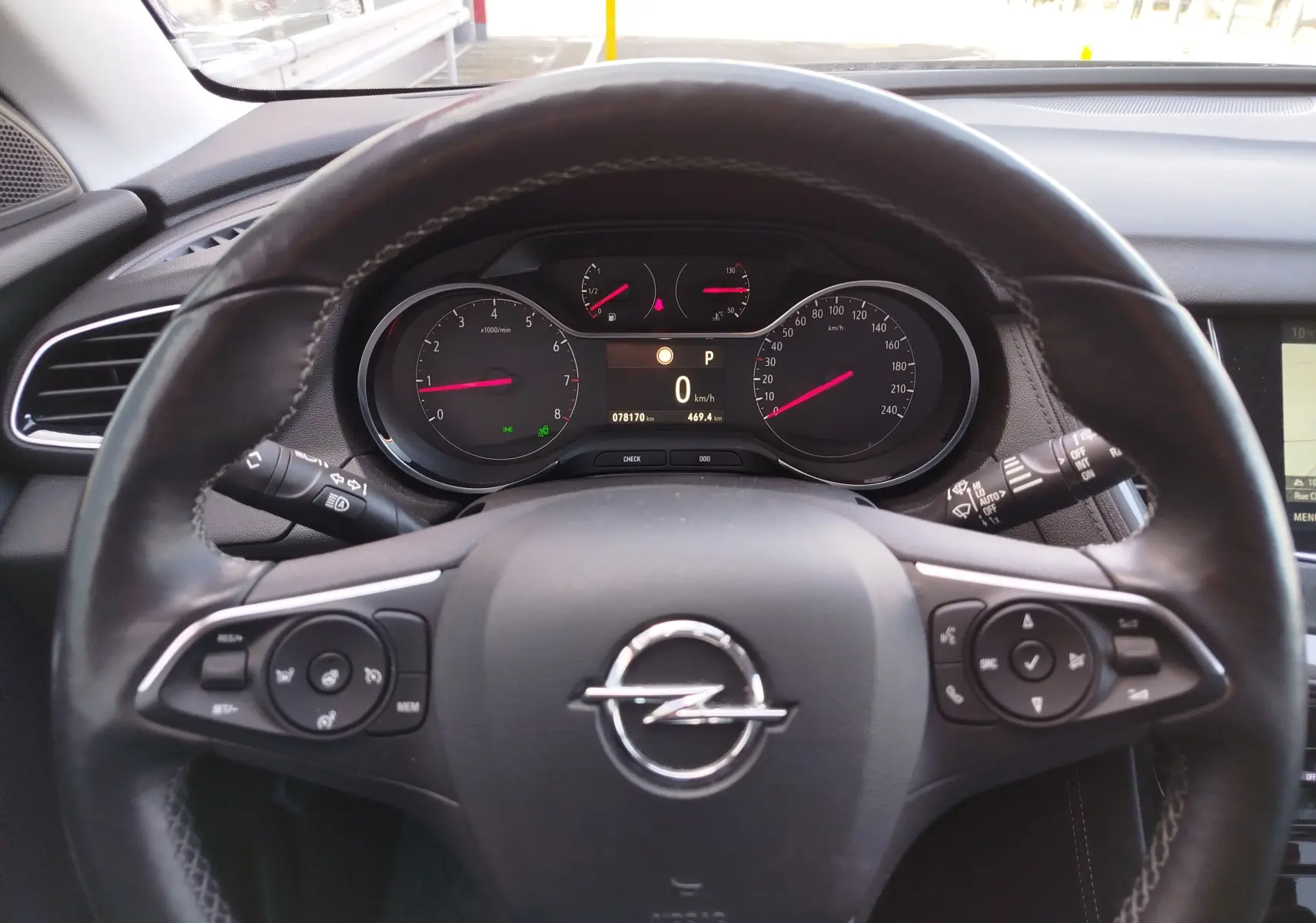 Vue intérieure centrée sur le volant en cuir noir et le tableau de bord du Opel Grandland X 1.6 Turbo 180ch Ultimate 2021.