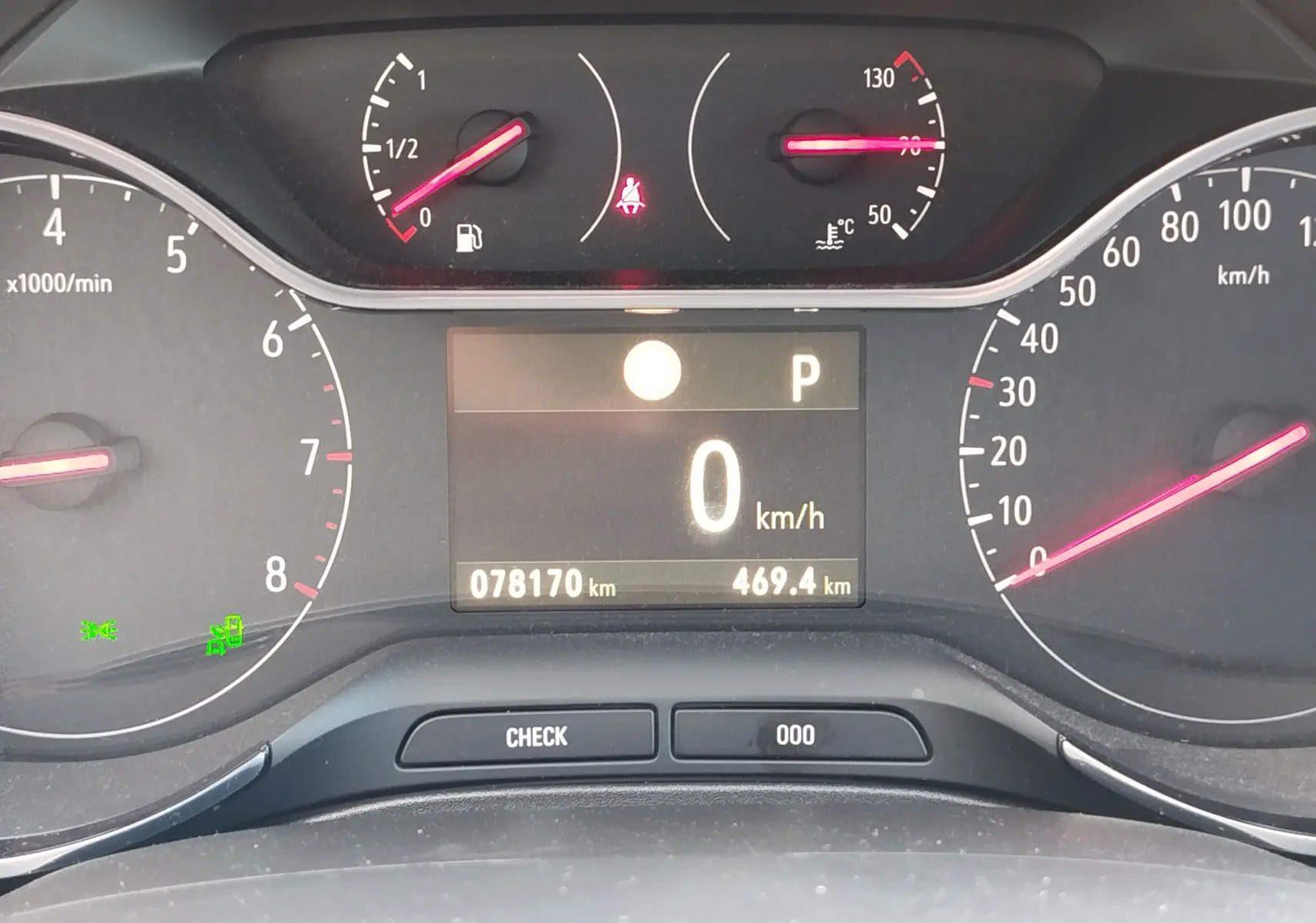 Vue rapprochée du tableau de bord de l'Opel Grandland X 2021, affichant la vitesse à 0 km/h et le compteur kilométrique.