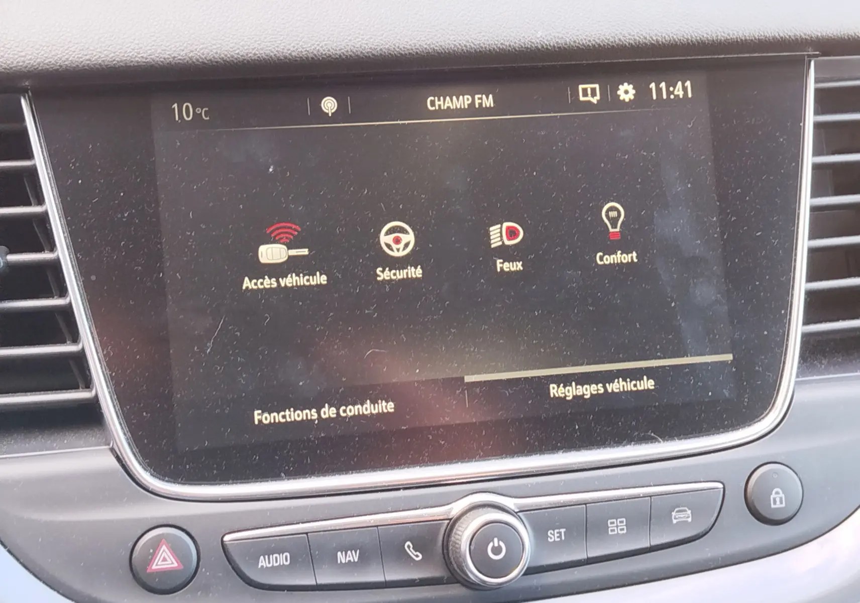 Écran tactile central de l’Opel Grandland X 2021 affichant les réglages véhicule et fonctions de conduite.