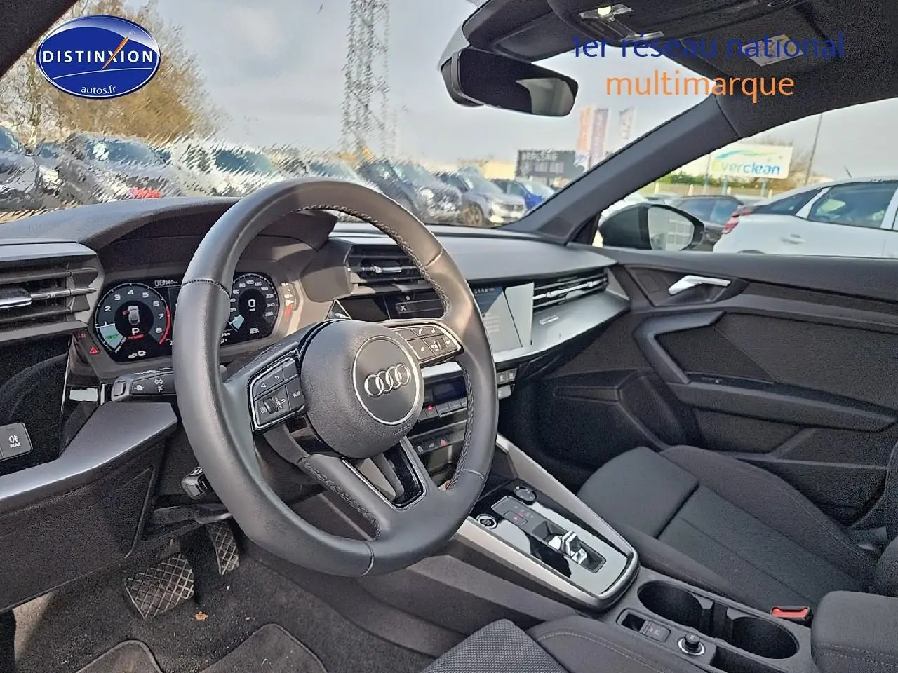 Intérieur avant d'Audi A3 Sportback 2024, vue côté conducteur, volant cuir multifonction et tableau de bord digital.