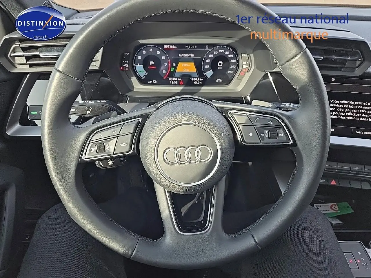 Vue rapprochée du volant cuir multifonction d'une Audi A3 Sportback 45 TFSI e 245 S line 2024.
