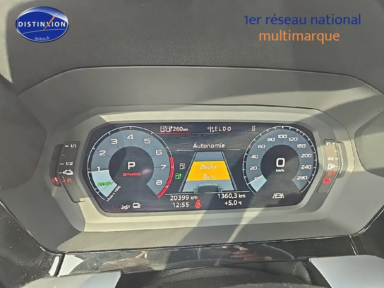 Tableau de bord numérique de l'Audi A3 Sportback gris Daytona, affichant l'autonomie et le compteur kilométrique.