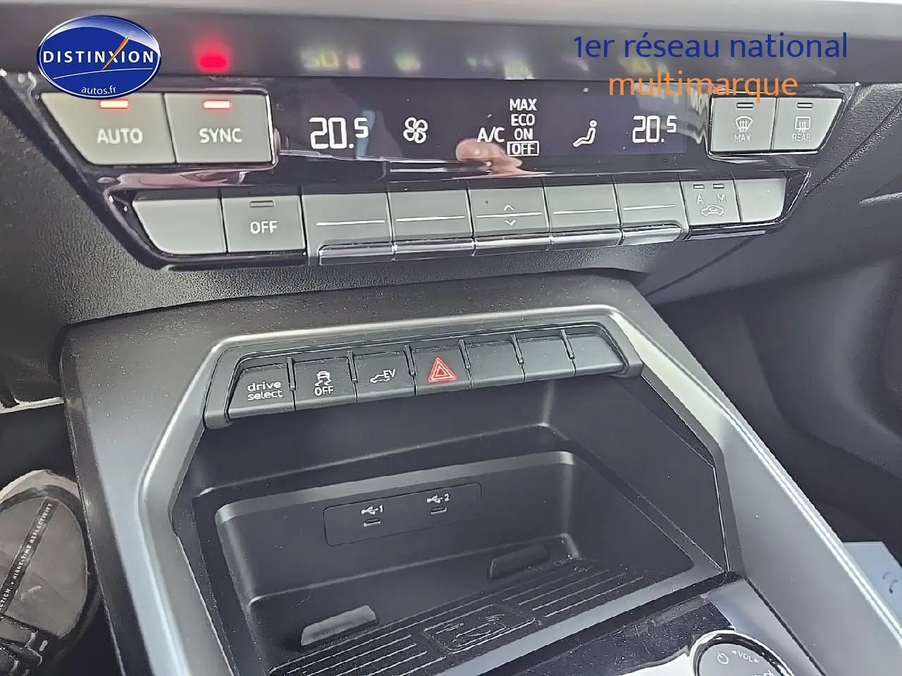Vue rapprochée de la console centrale de l'Audi A3 Sportback 45 TFSI e 245 S line gris Daytona avec commandes clim et boutons fonctionnels.