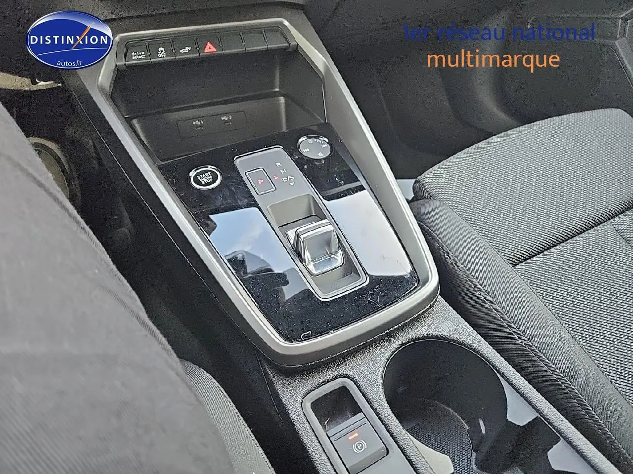 Gros plan sur la console centrale avec levier de boîte auto et accoudoir tissu côté passager de l'Audi A3 Sportback 2024.