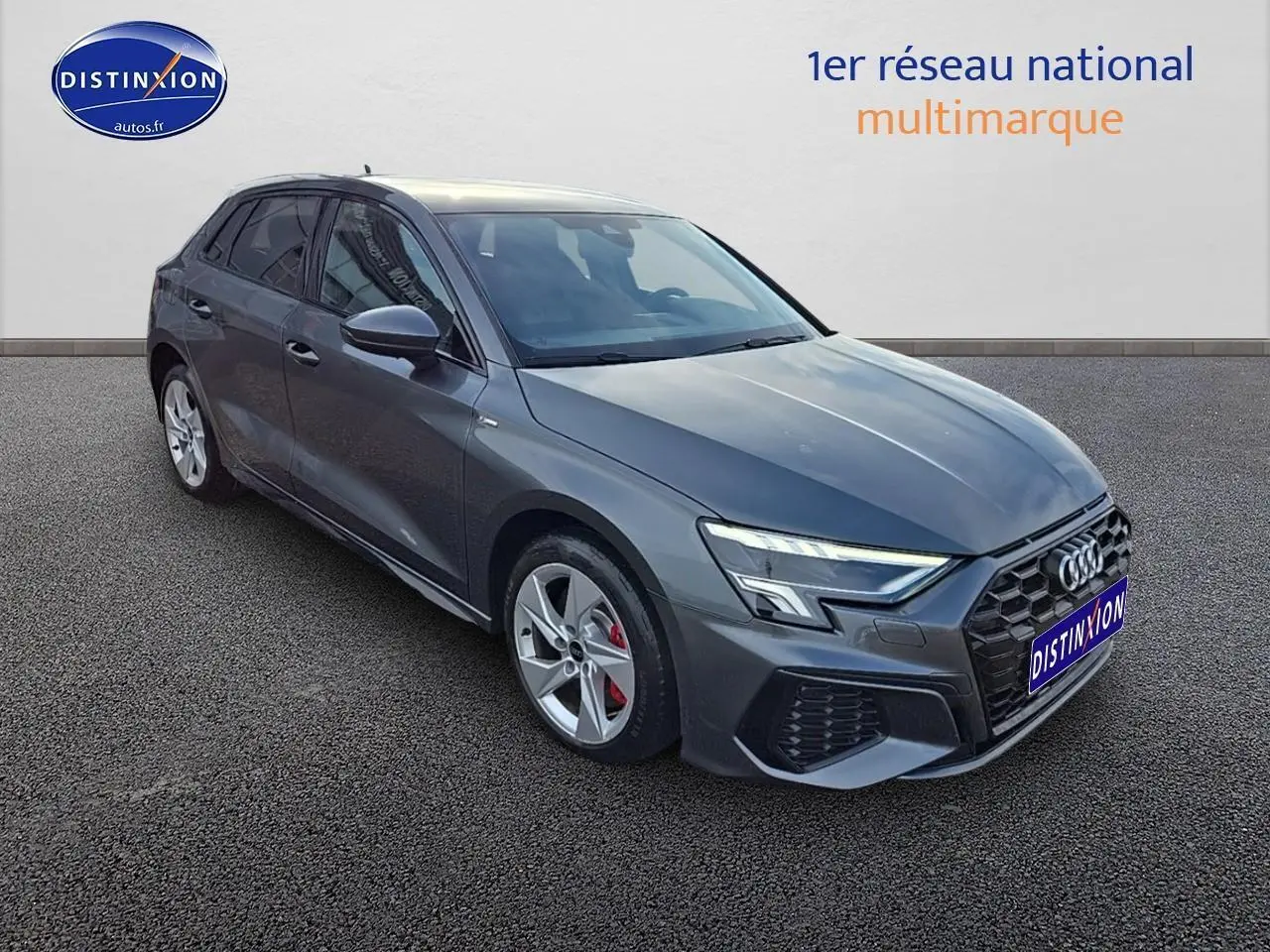 Audi A3 Sportback gris Daytona vue 3/4 avant droit avec jantes 17 pouces et étriers rouges visibles