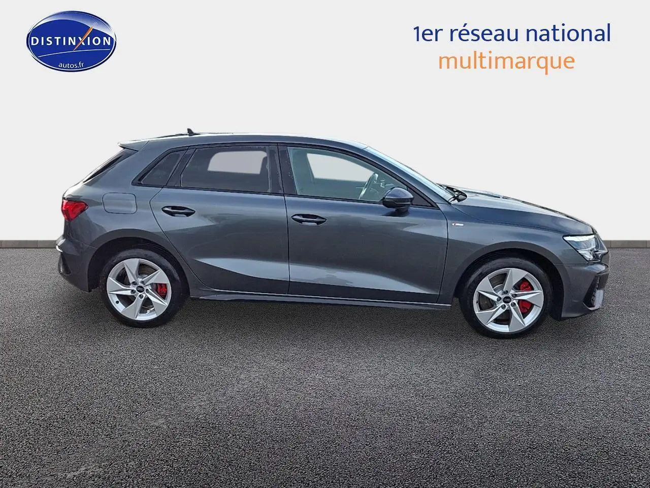 Profil droit d'une Audi A3 Sportback 45 TFSI e 245 S line gris Daytona avec jantes 17 pouces et étriers rouges.