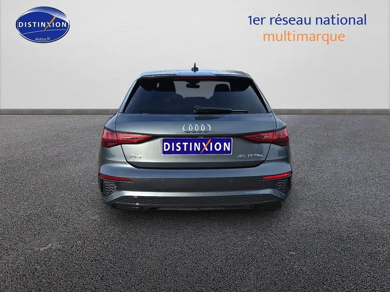Vue arrière d'une Audi A3 Sportback gris Daytona avec feux LED et logo 45 TFSIe visible.