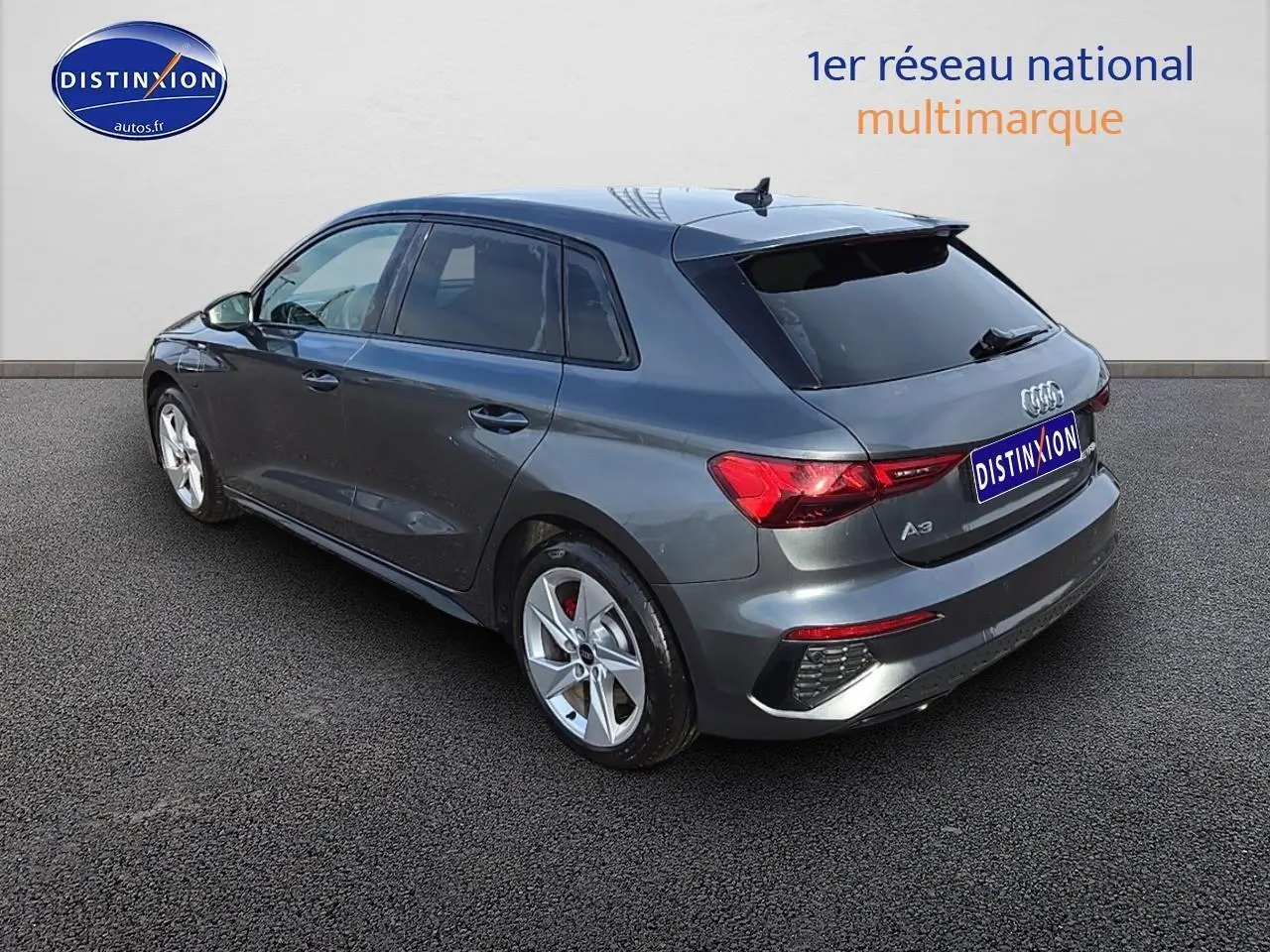 Audi A3 Sportback gris Daytona vue 3/4 arrière droit avec jantes alliage et feux LED distinctifs