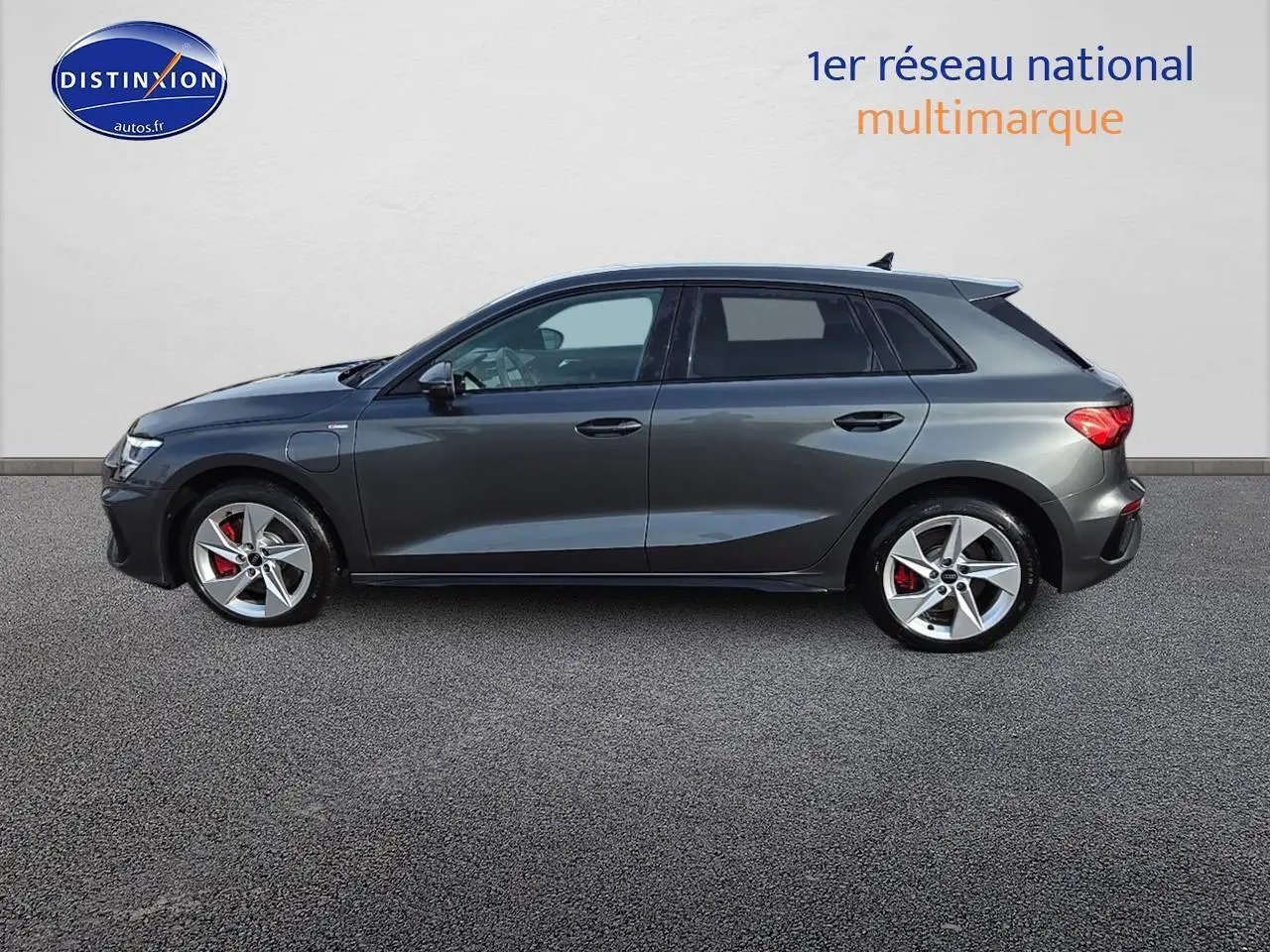 Profil droit d'une Audi A3 Sportback 45 TFSI e 245 S line gris Daytona avec jantes 5 branches et étriers rouges.