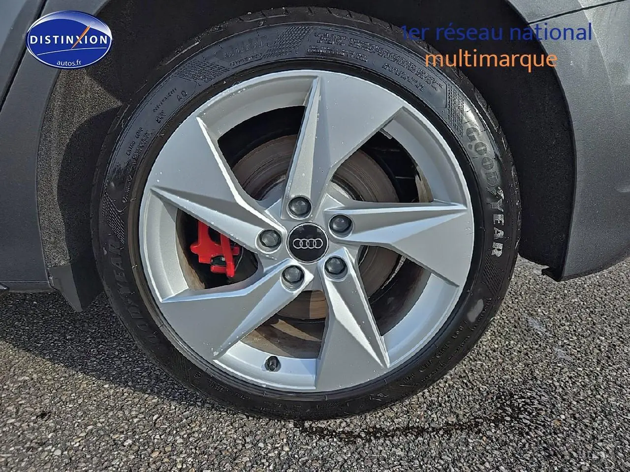 Gros plan sur la jante 17 pouces en alliage 5 branches avec étrier de frein rouge de l'Audi A3 Sportback gris Daytona.