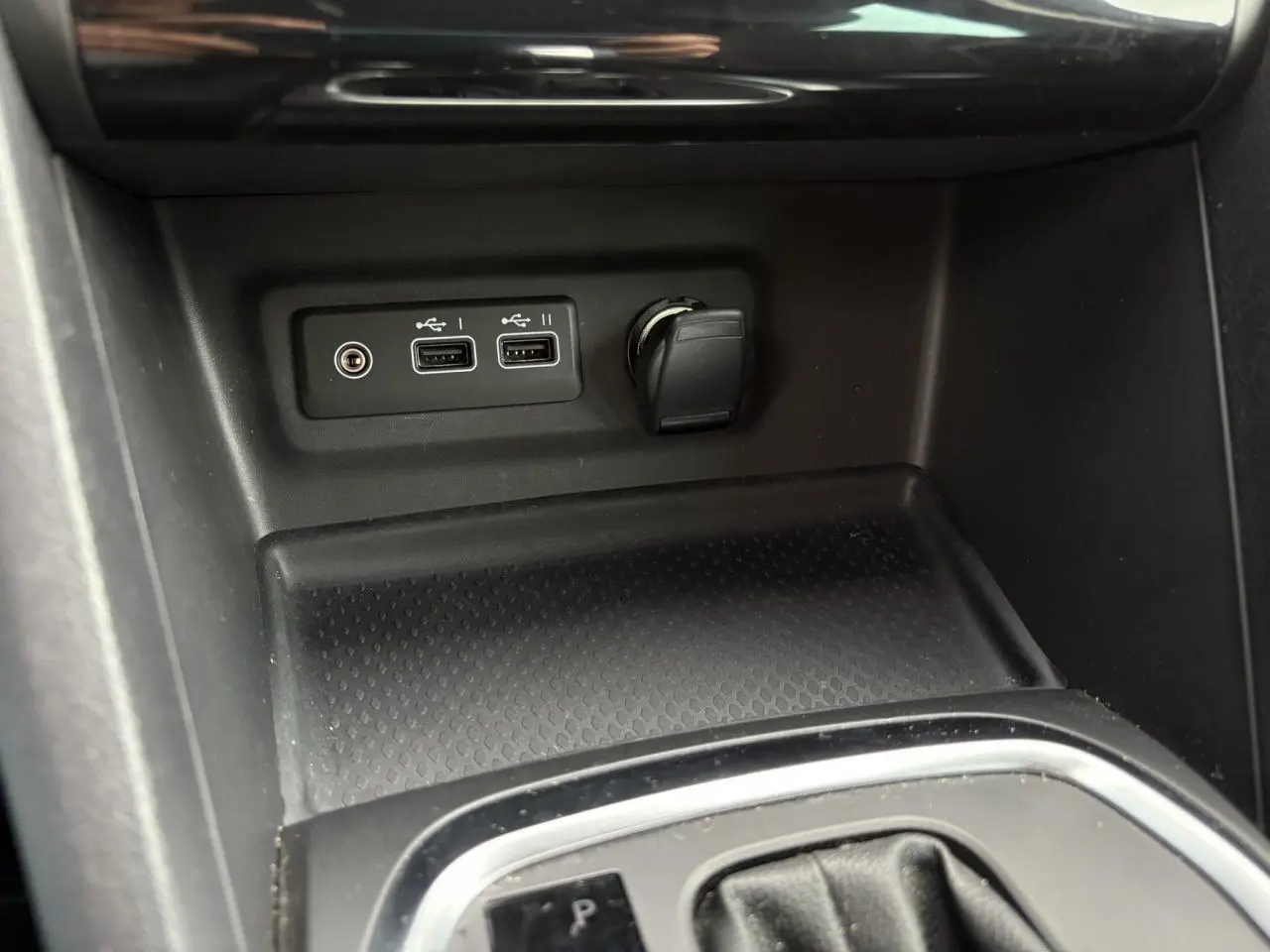 Prise USB et allume-cigare dans la console centrale noire de la Renault Mégane Break BlueDCI 115 EDC Techno 2024.