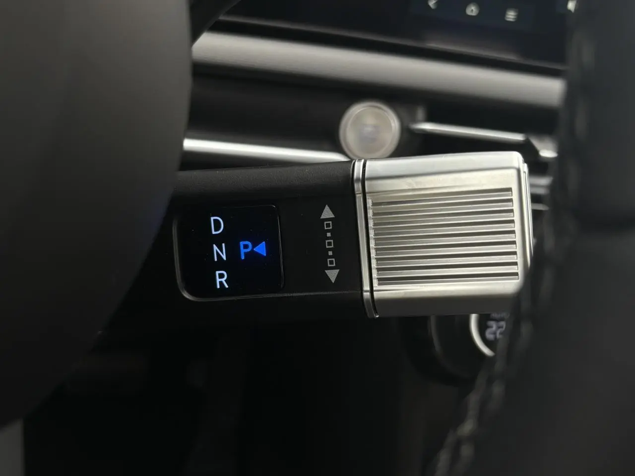 Gros plan sur la commande de boîte automatique avec affichage digital D, N, R, P dans un Hyundai Tucson blanc Atlas 2026.