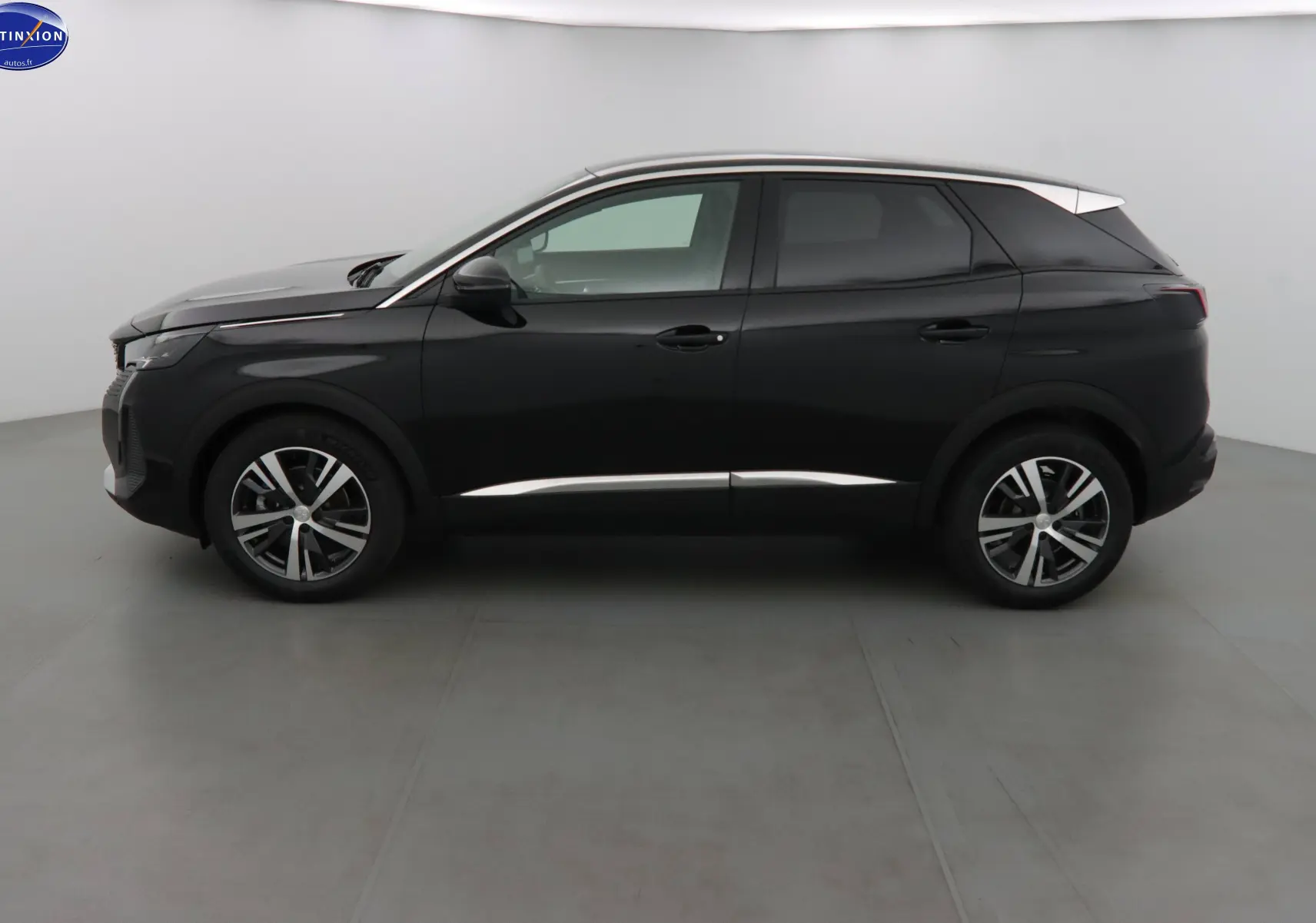 Profil côté gauche du Peugeot 3008 noir métal 2023 avec toit blanc et jantes alliage bicolores.