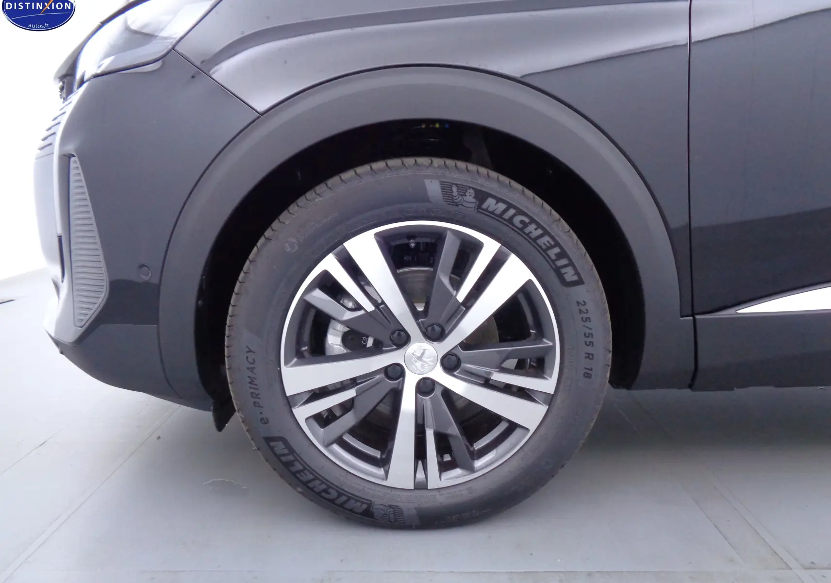 Gros plan sur la roue avant gauche du Peugeot 3008 noir métal 2023 avec jante alliage et pneu Michelin.