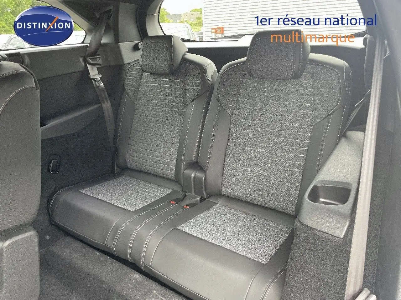 Vue intérieure sur la banquette arrière en tissu gris et cuir noir du Peugeot 5008 Hybrid 2025, côté droit visible.
