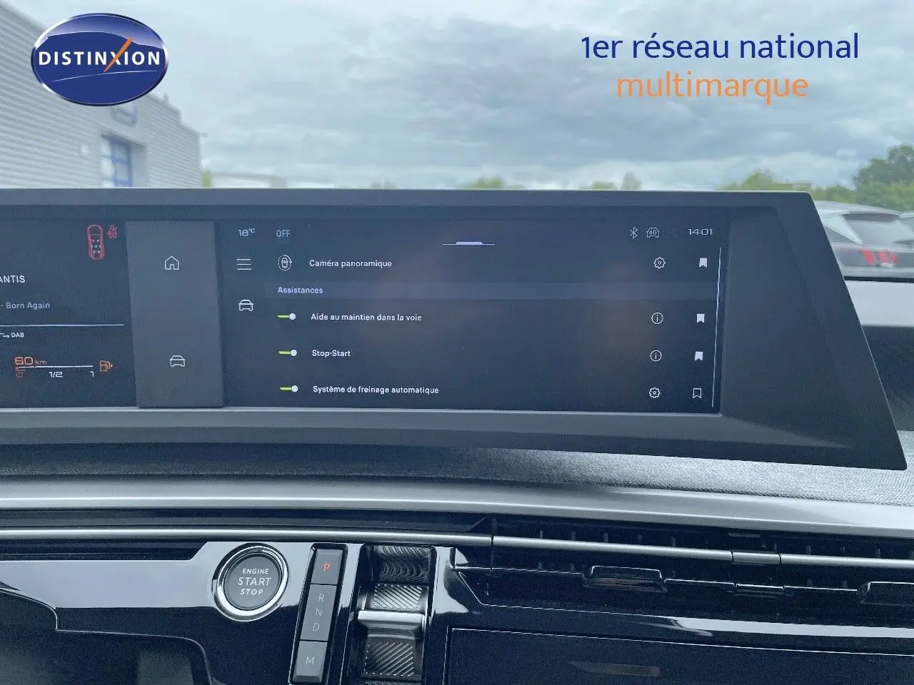 Tableau de bord du Peugeot 5008 Hybrid 136ch Allure 2025 avec écran tactile affichant les assistances à la conduite.