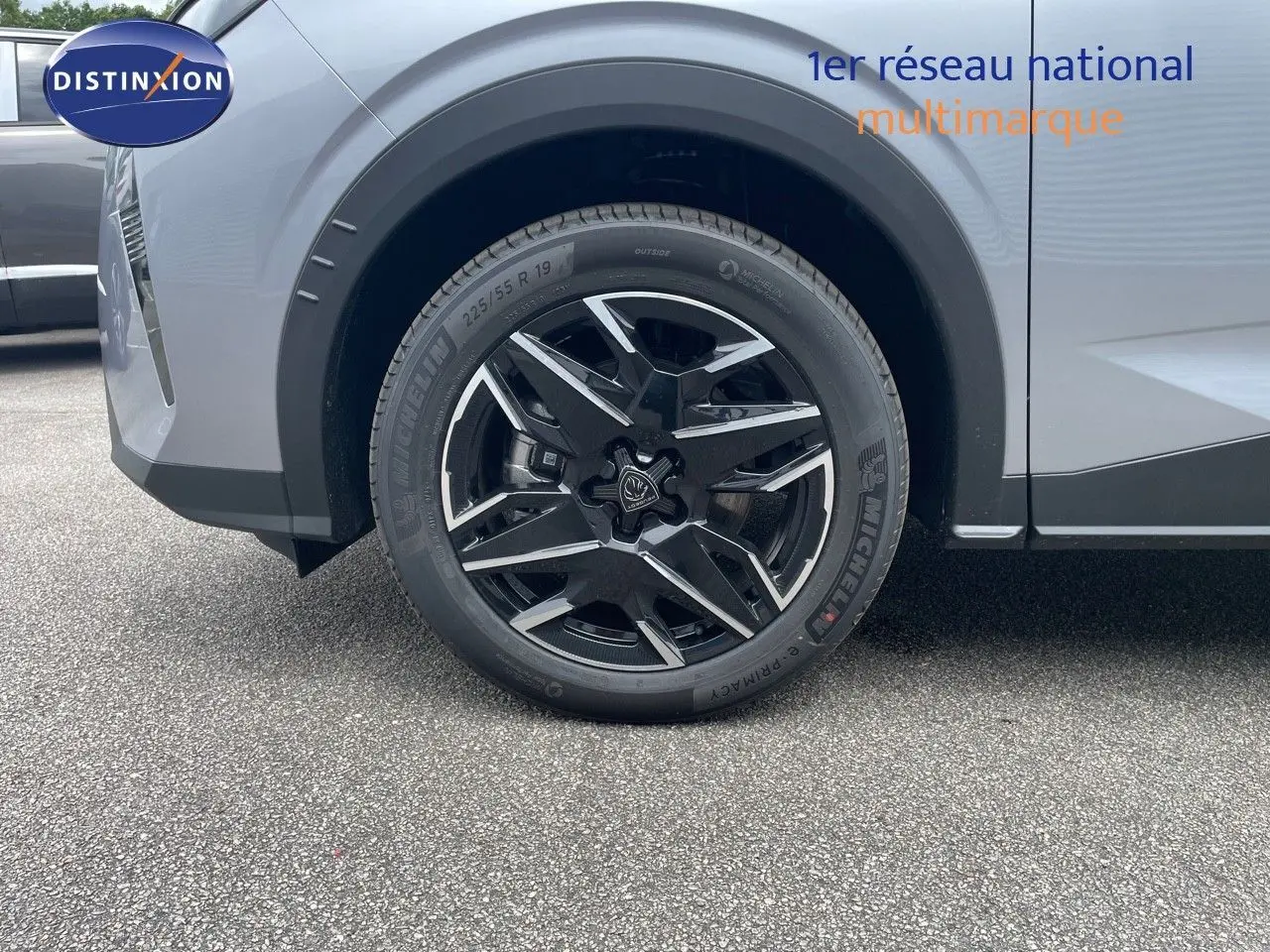 Gros plan sur la roue avant gauche du Peugeot 5008 gris Artense Métal avec jante noire et argentée design moderne.