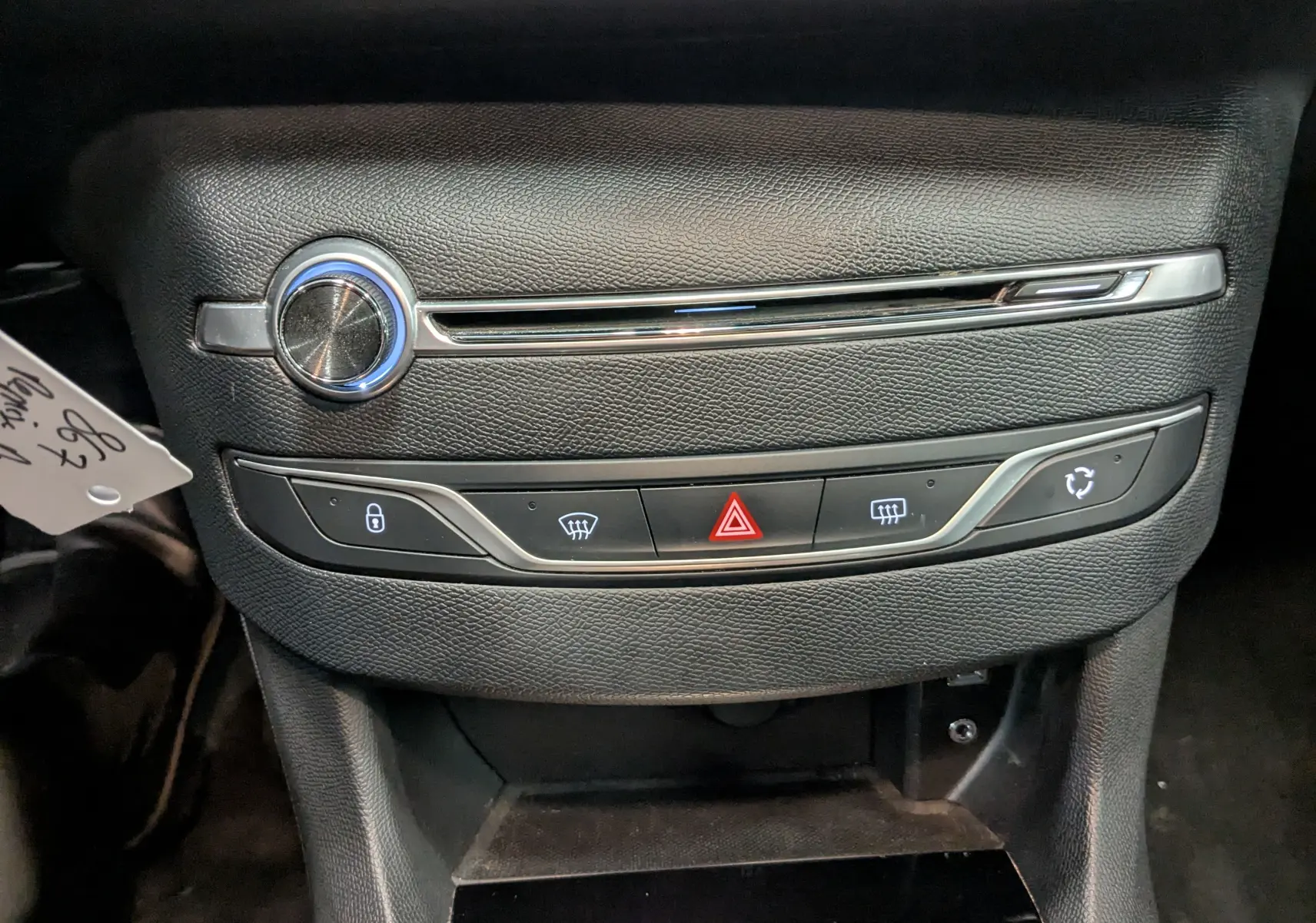 Vue rapprochée du tableau de bord noir de la Peugeot 308 1.2 PureTech 110 Style avec commandes de sécurité et ventilation.